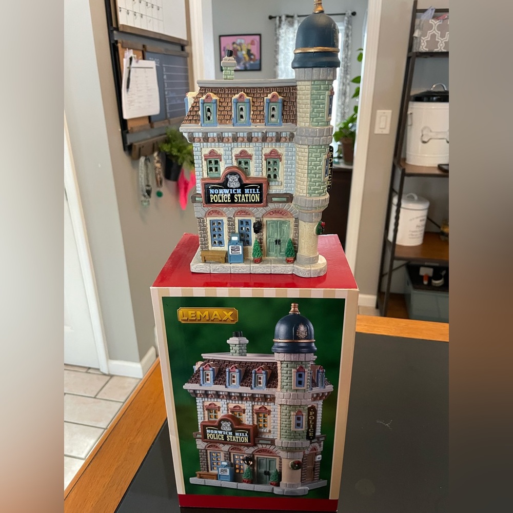 Lemax Christmas village *police station*